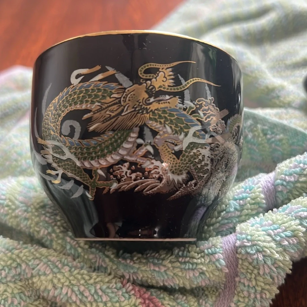 Japanese 7 piece tea set with 5 cups and a tea pot in gold dragon pattern